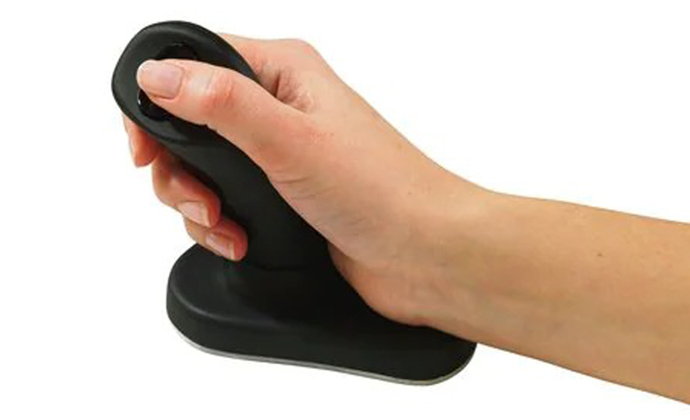 3M Ergonomic Mouse (Large, Wireless) with hand on the mouse